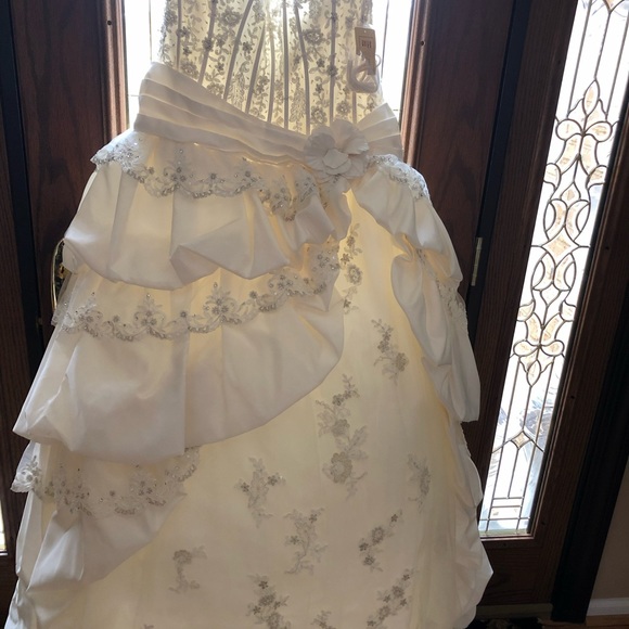 Wedding dress - Picture 13 of 16